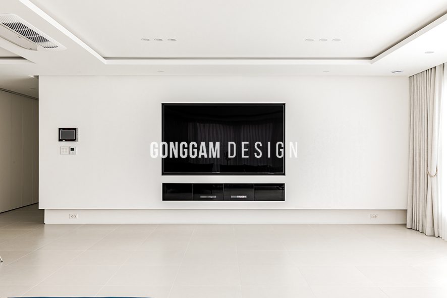 판교 50평대 거실 TV 매입 아트월 — 블랙 글라스 매입 수납장