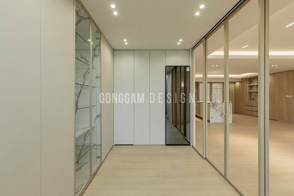 수지 동천동 68평 드레스룸 — 세라믹 LPM 선반장과 라인조명